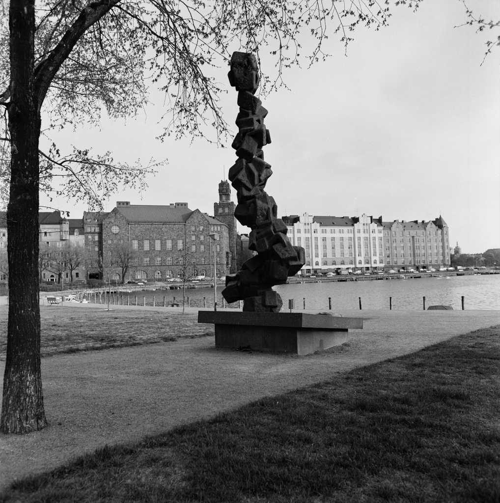 Miina Sillanpään muistopatsas,"Soihtu" Tokoinrannassa