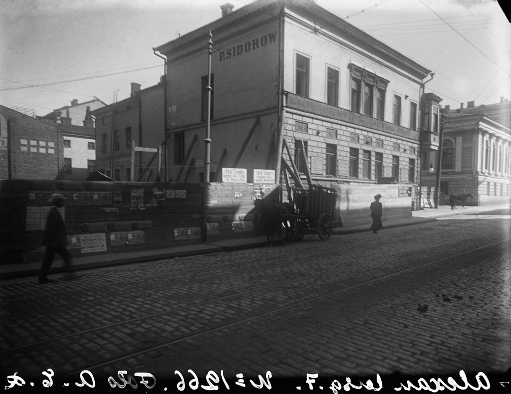 Aleksanterinkatu 7b, rakennustyömaa, jonka vieressä oikealla Aleksanterinkatu 7a (- Fabianinkatu 20), jossa mm