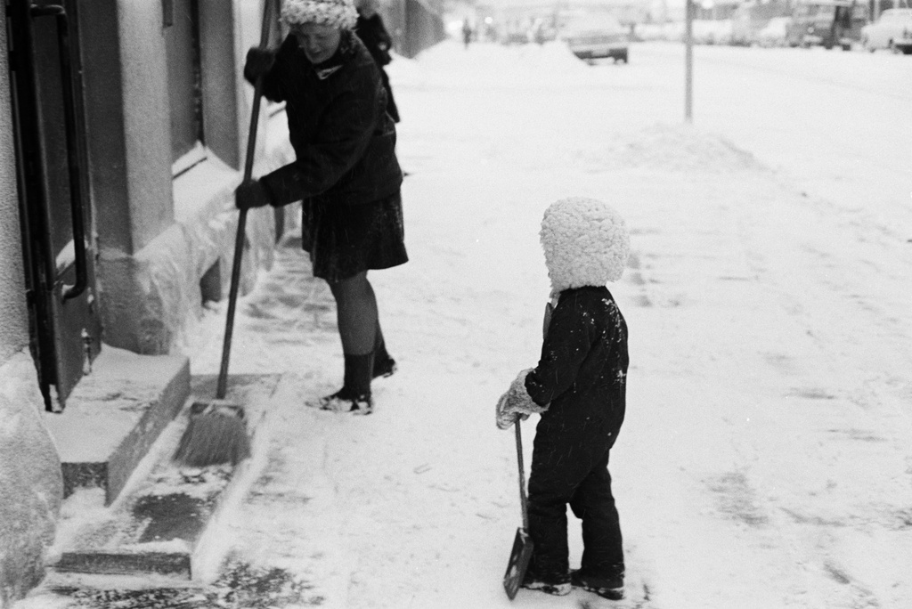 Ensilumi Töölössä vuonna 1973. Katunäkymä Arkadiankatu 15 edustalta. Lumitöitä ja jalankulkijoita. Kauempana taka-alalla Luonnontieteellinen museo.