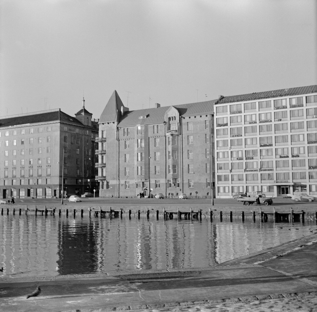 Näkymä Hietalahden altaan yli luoteeseen, taustalla Hietalahdenranta 17, 15 ja 13.