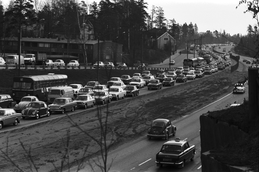 Aamuruuhkan autojonoja Itäväylällä