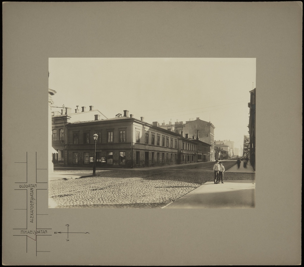 Näkymä Aleksanterinkadun ja Mikonkadun risteyksestä itään, kadun vasemmalla puolella Aleksanterinkatu 13 (- Mikonkatu 5, omistaja J. F. Lindqvist), 11, 9.