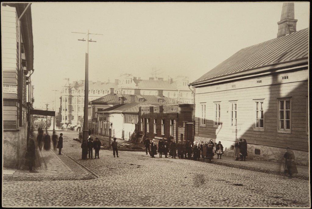 Näkymä Rikhardinkadun ja Kasarmikadun kulmasta pohjoiseen, oikealla Kasarmikatu 23, 25, 27 ja taustalla Kluuvikatu 1 (Pohjoisesplanadi 27), vasemmalla Kasarmikatu 44 (Rikhardinkatu 1)