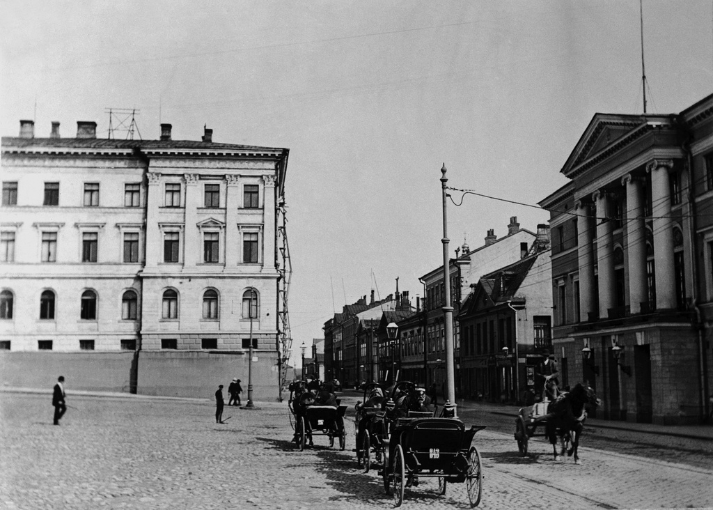 Vuokra-ajureita Senaatintorilla, Aleksanterinkatu 20, 18, 16.