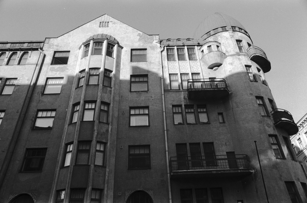 Liisankatu 9. Liisankatu 9:n talon julkisivua Meritullinkadun kulmassa.