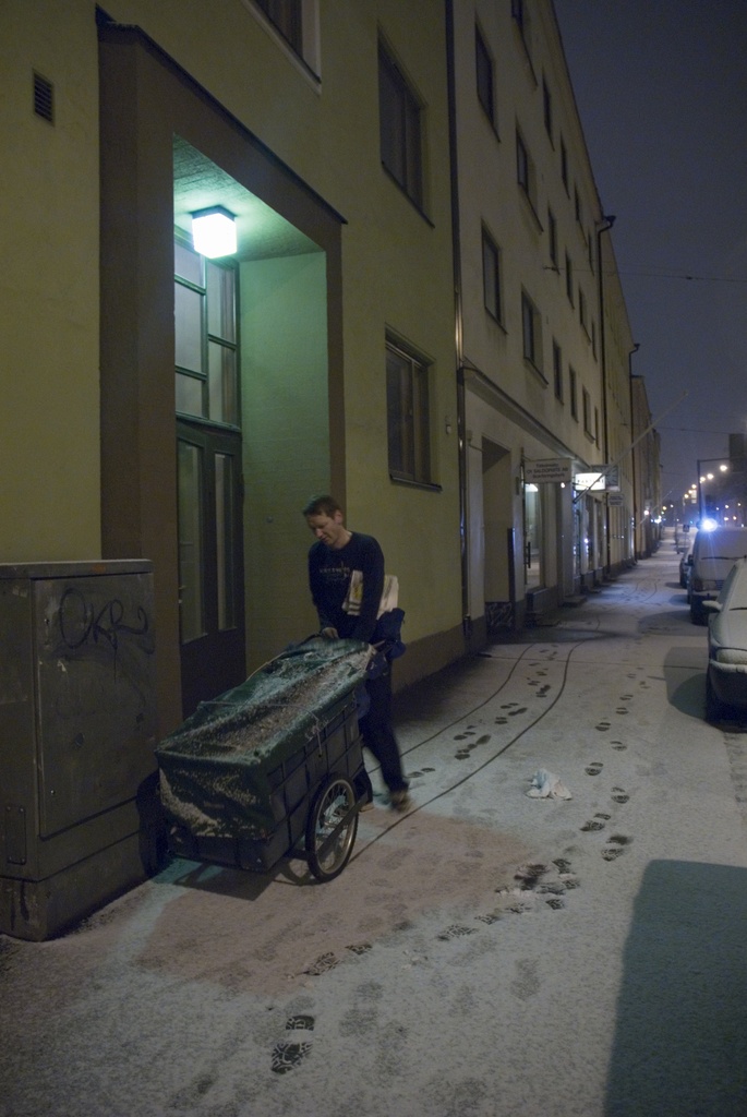 Helsingin Sanomien varhaisjakelija lehdenjakokierroksellaan Mäkelänkadulla.