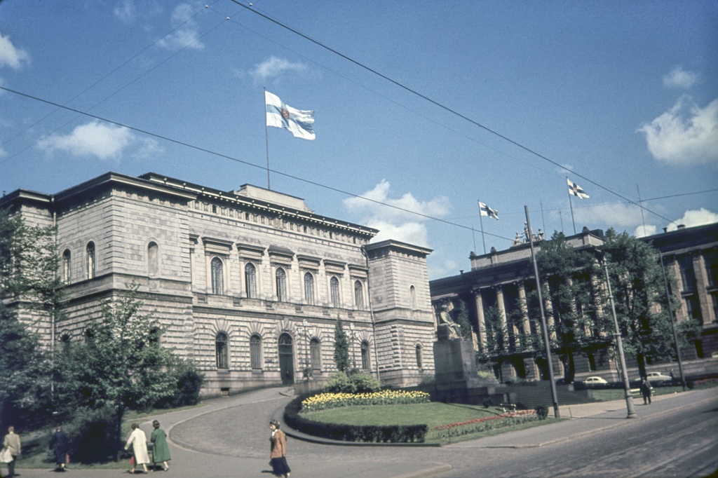 Suomen pankki, Snellmaninaukio, Snellmaninkatu 8. - Rauhankatu 17. Taustalla Kansallisarkisto (Valtionarkisto).