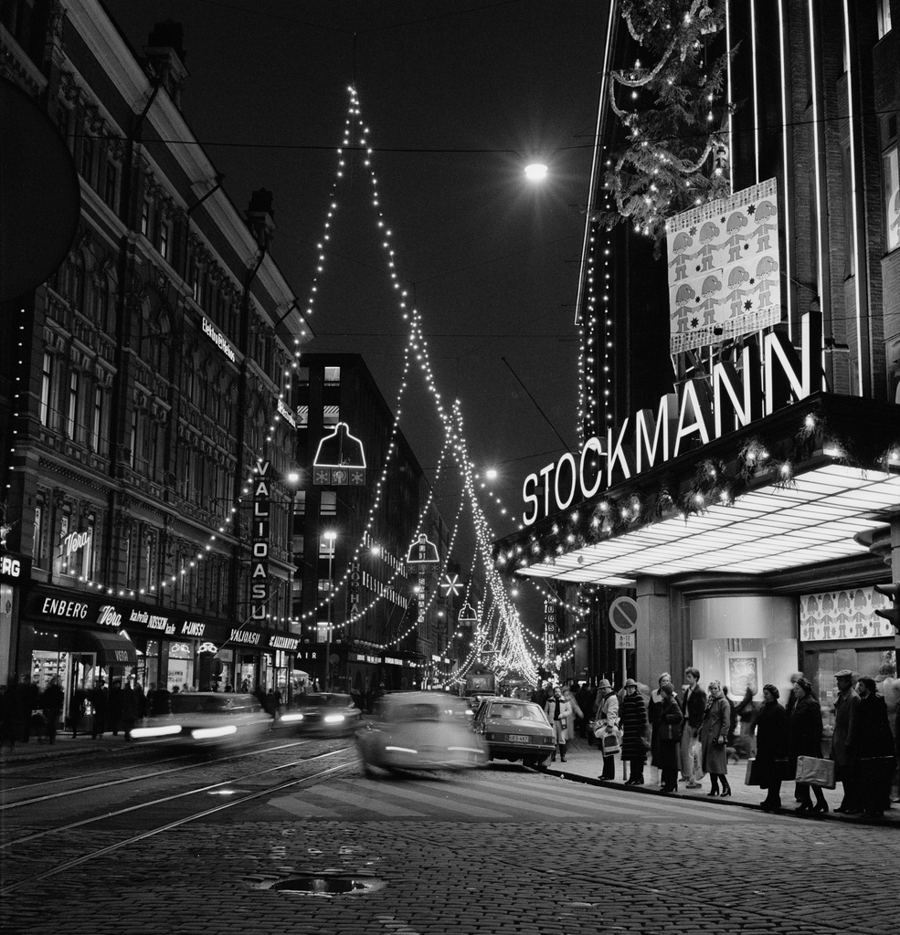 Aleksanterinkatu joulukatuna nähtynä Kolmensepänaukiolta