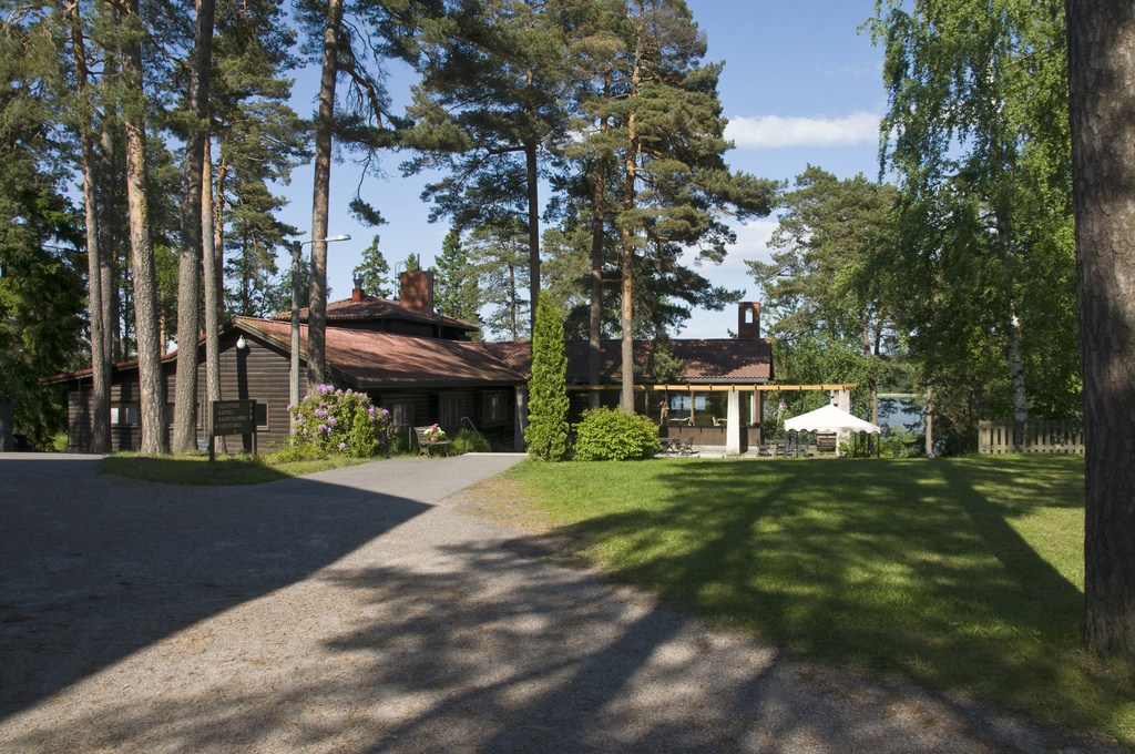 Karhusaari, Kuntokallion kurssikeskus, Kuntokalliontie 6. Ruokalarakenus sisäänkäynnin puolelta