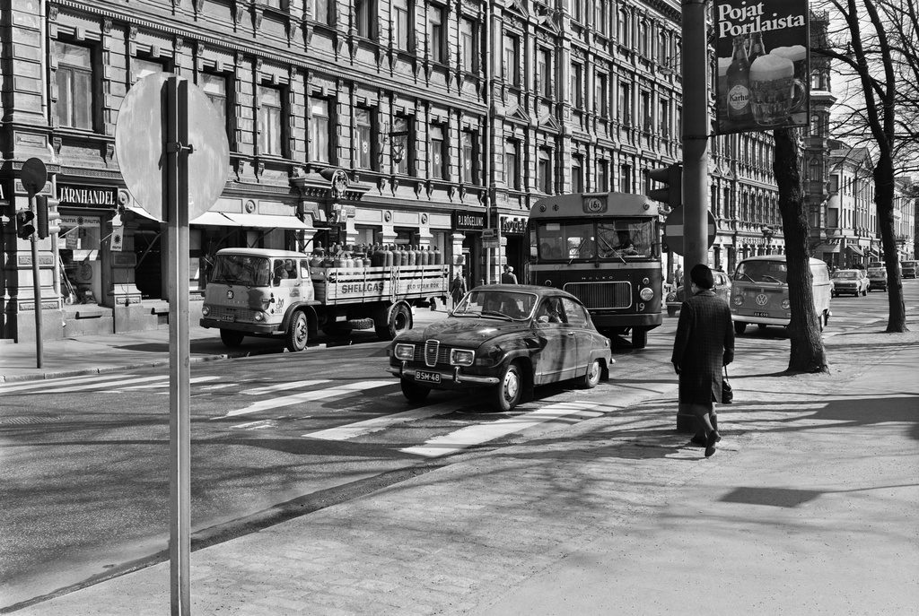 Liikennettä Pohjoisesplanadi 25-27:n kohdalla.