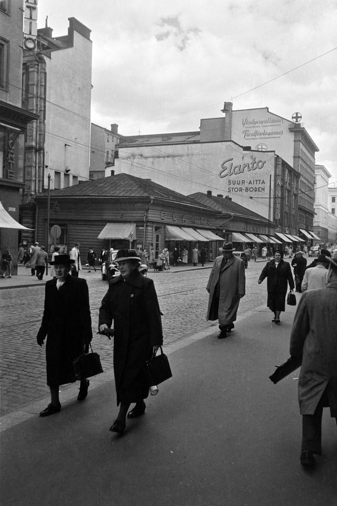 Aleksanterinkatu 9. - Kluuvikatu 5. Elannon myymälä ja Elannon suur-aitta