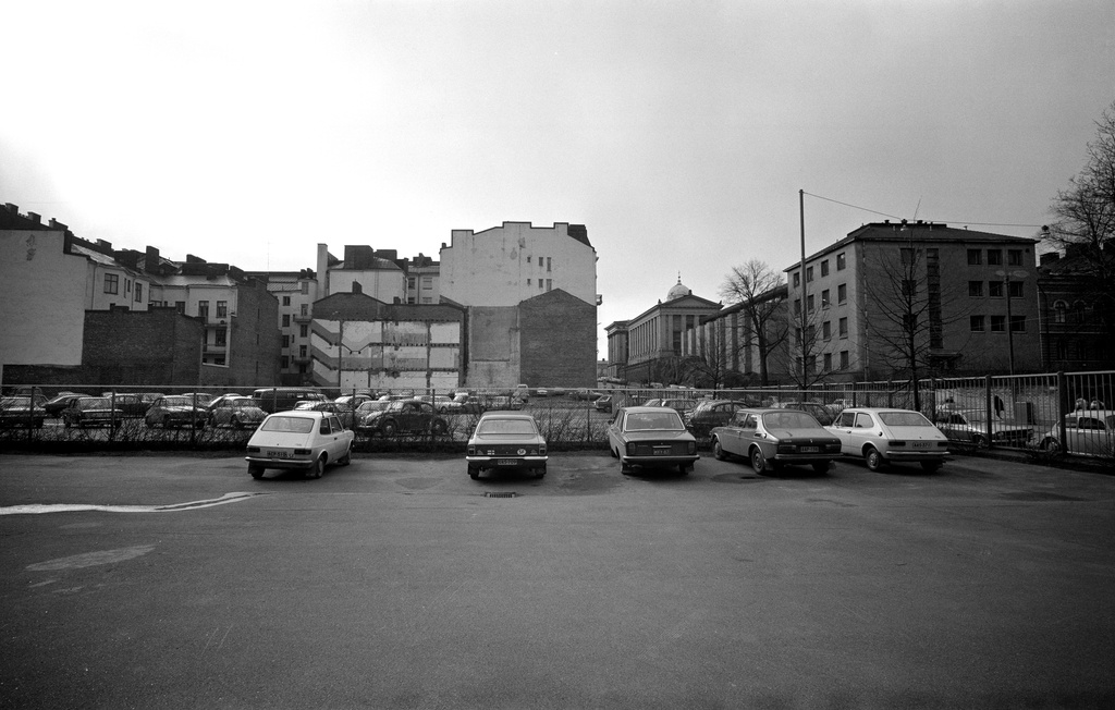 Snellmaninkatu 19, 21. Rakentamattomat tontit toimivat autojen parkkipaikkoina.