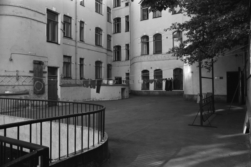 Todennäköisesti Pohjoisranta 6. Pyykkiä kuivumassa kerrostalon pihalla Pohjoisrannassa.
