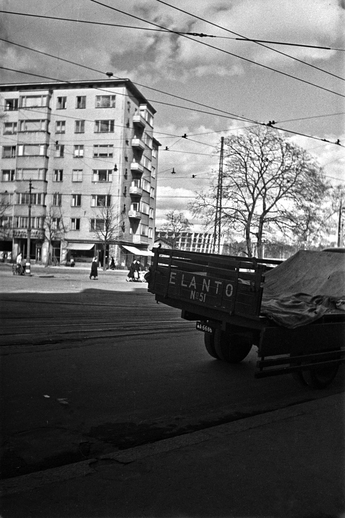 Mannerheimintie 19. - Toivonkatu 5. Oikealla Elannon kuorma-auto
