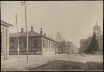 Näkymä Antinkatua (=Lönnrotinkatu) pitkin itään, vasemmalla nro:t  7 (=Annankatu 19) ja 5, oikealla nro 6, Vanha kirkko.  duplicate photo