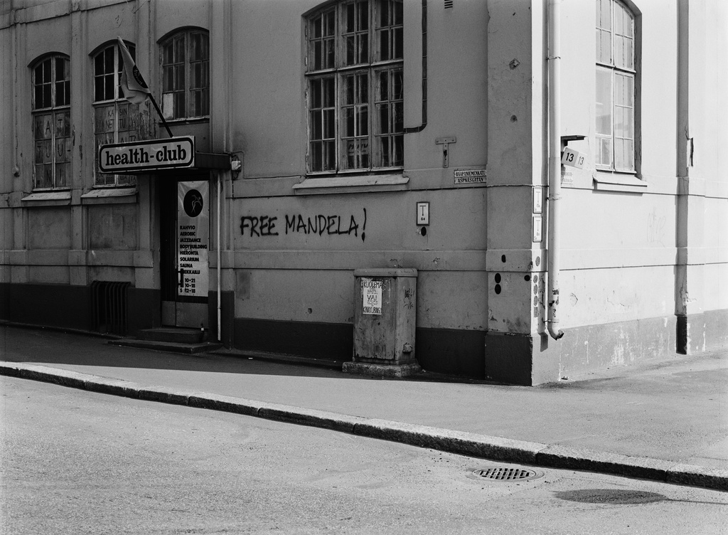 Seinäkirjoitus "Free Mandela" Haapaniemenkatu 6:n seinässä.