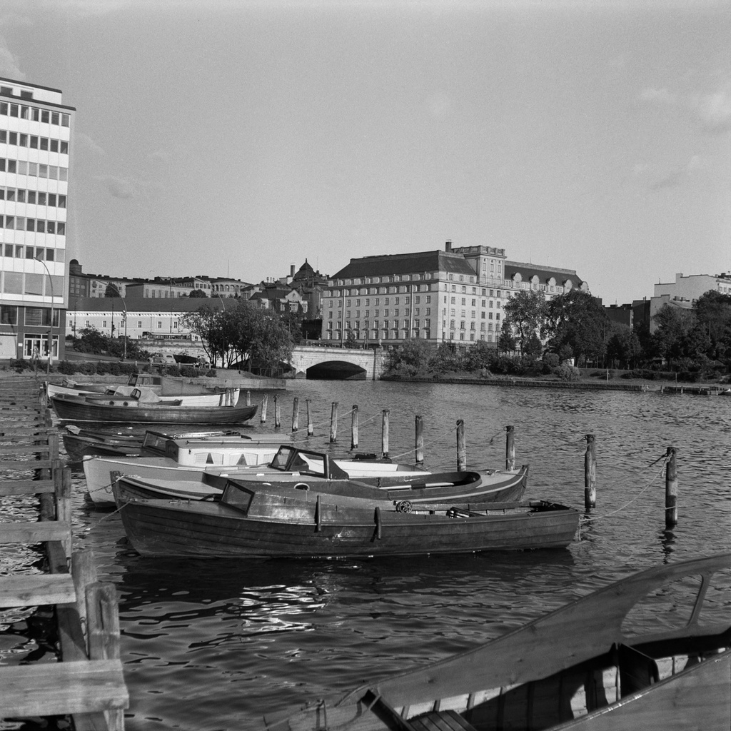Siltasaaren rantaa, venesatama. Taustalla Kaisaniemi ja Pitkäsilta.