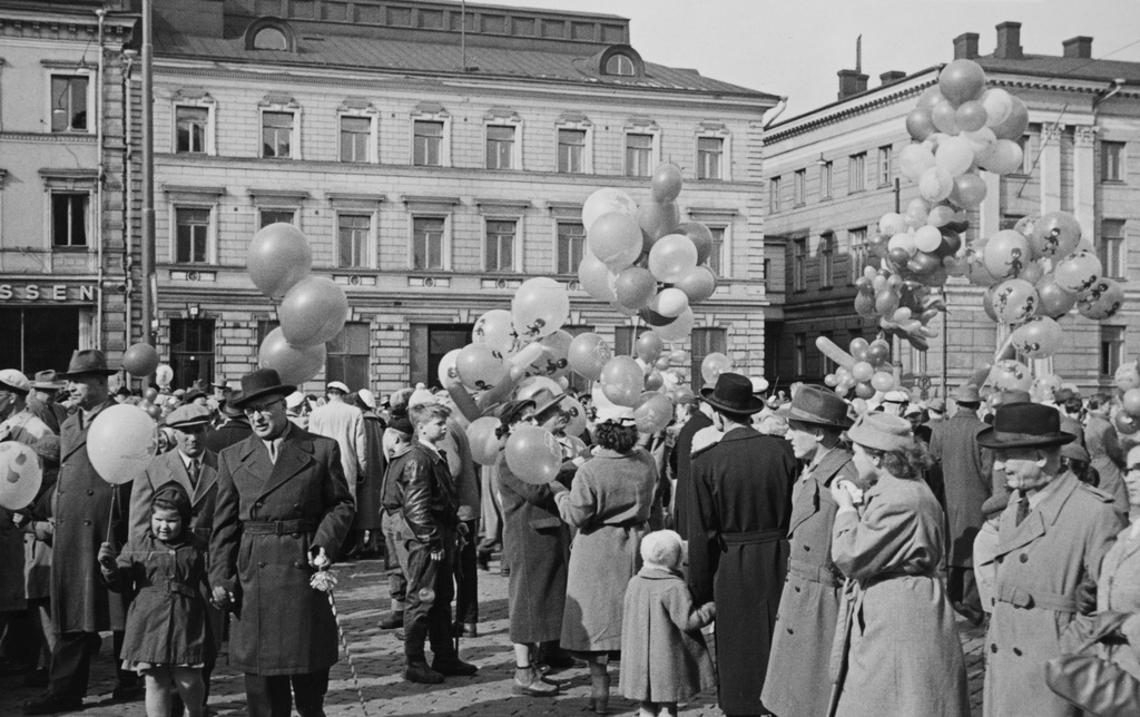 Vapunpäivän viettoa Kauppatorilla