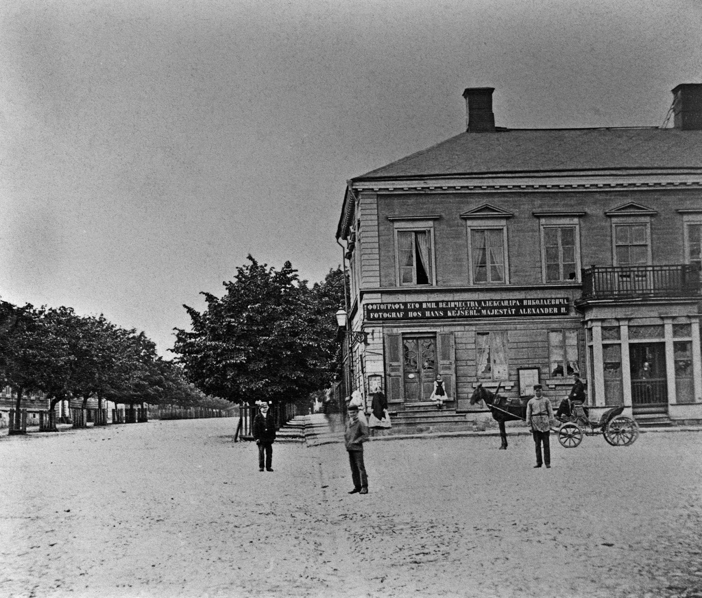 Läntinen Heikinkatu 6 (= Mannerheimintie 2), vasemmalla Bulevardi