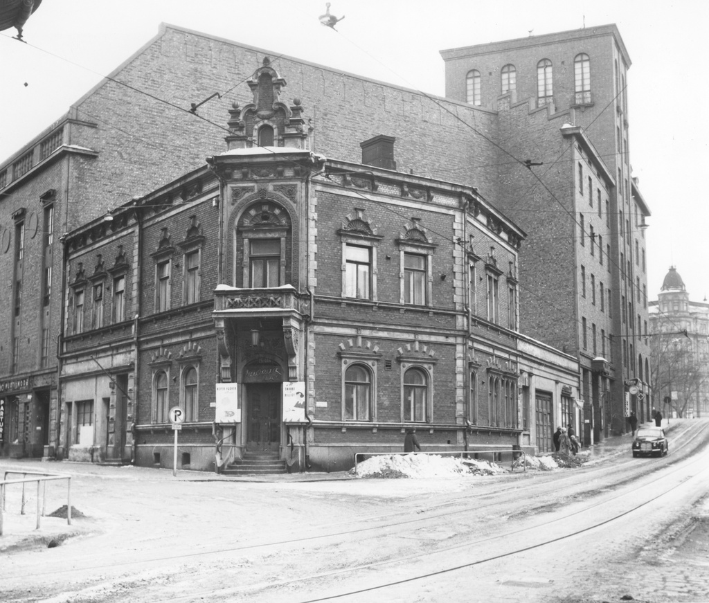 Yrjönkatu 3, 1 - Pieni Roobertinkatu 16. Talon suunnitellut rakennusmestari P. Mieritz, 1889. Purettu 1960-luvun alussa. Talossa on sijainnut Alkoa edeltänyt anniskeluyhtiö ja ravintoloita, mm. toisessa kerroksessa sijainnut ensimmäisen luokan ravintola, jota kutsuttiin kirkoksi.