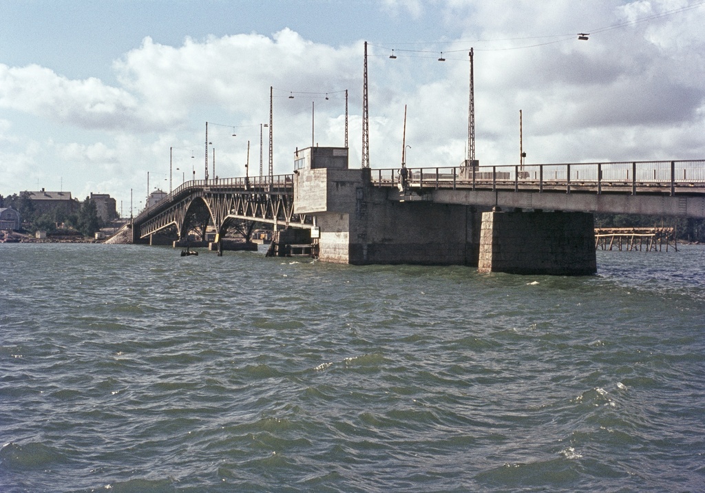 Lauttasaaren vanha teräsristikkorakenteinen silta (purettu ja korvattu uudella 1969). Taustalla rakenteilla väliaikainen kevyen liikenteen silta.