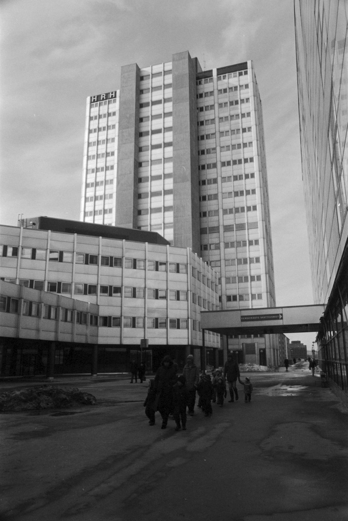 Vironniemen päiväkodin lapsia ja aikuisia kävelemässä aukiolla saavuttuaan tutustumaan Merihakaan