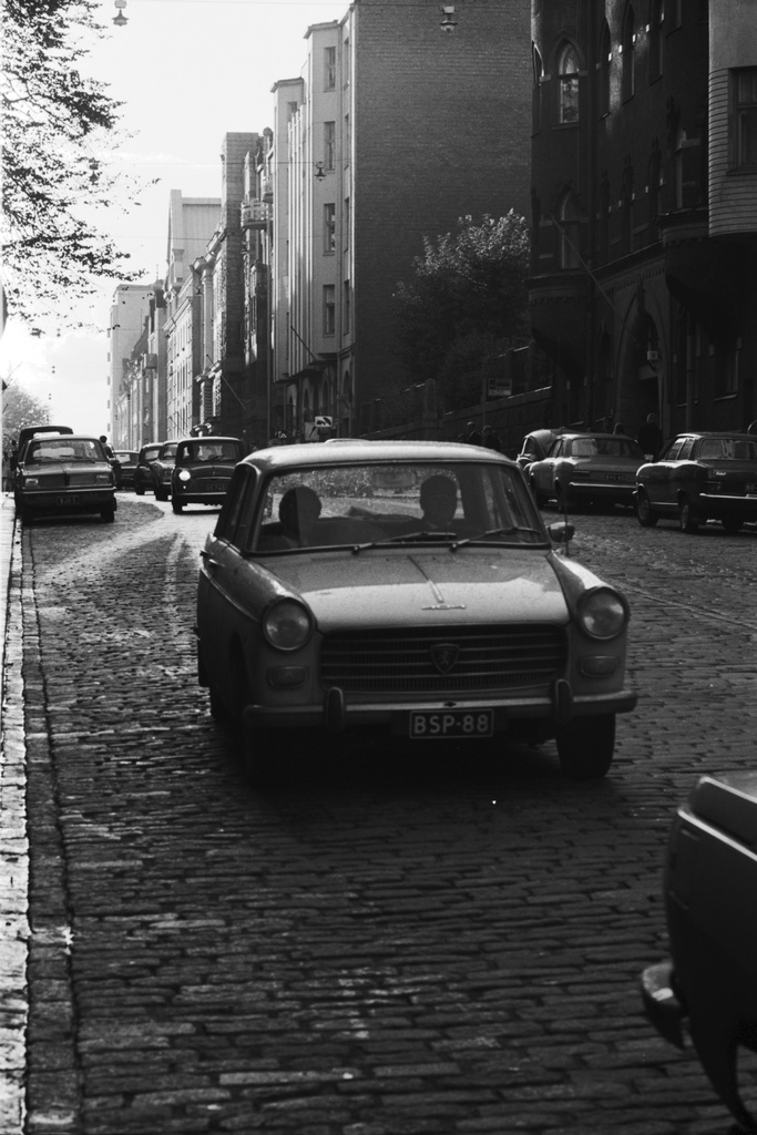 Liisankatu 11. Iltapäivän liikennettä Liisankadulla