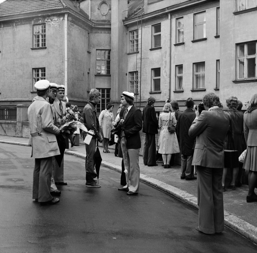 Uusia ylioppilaita Tehtaanpuiston yhteiskoulun pihalla Edelfeltintien puolella.