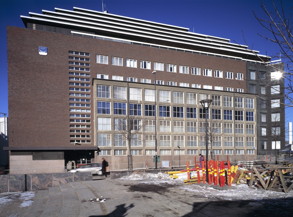 Kampissa sijaitsevan, Alvar Aallon suunnitteleman Sähkötalon Kampintorin puoleinen julkisivu.