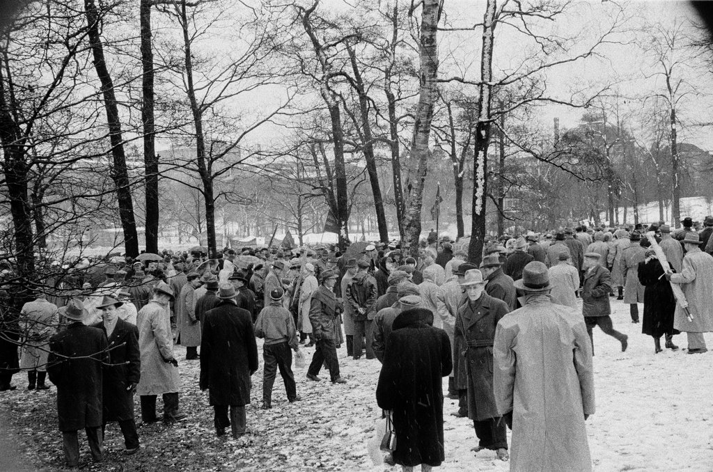 Työväen vappujuhla lumi- ja räntäsateessa Kaisaniemen kentällä 1957.