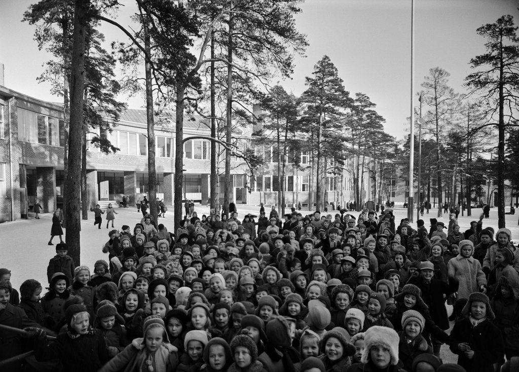 Lapsia uuden Meilahden kansakoulun pihalla