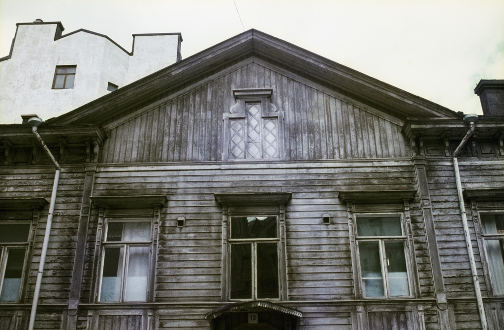 Kulmatalo osoitteessa Merimiehenkatu 13 ja Fredrikinkatu 21, lähikuva Merimiehenkadun puolelta.