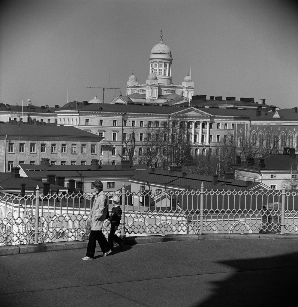 Näkymä Katajanokalta Uspenskln katedraalin terassilta Kruununhakaan kohti Valtioneuvostonlinnaa, Ritarihuonetta ja Tuomiokirkkoa.