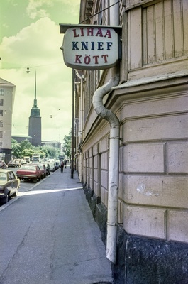 Oikeassa reunassa puurakennus Tehtaankatu 36-40:ssa, ja talossa toimivan Kniefin lihakaupan mainoskyltti  similar photo