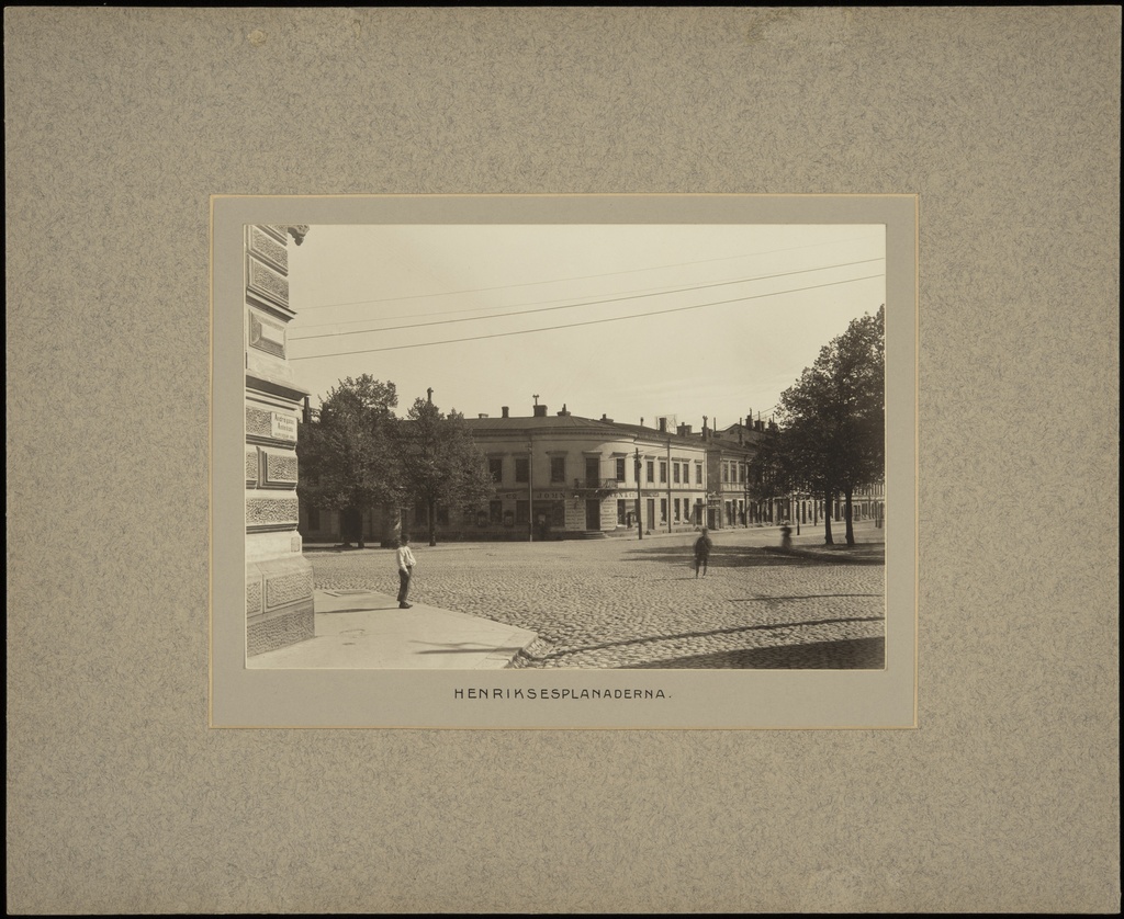 Pohjois-Esplanaadikatu (=Pohjoisesplanadi) 43 ja 41 (nyk. 41) Antinkadun (=Lönnrotinkatu) ja Heikinkadun (=Mannerheimintie) risteyksestä nähtynä