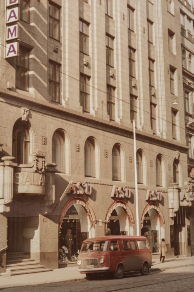 Salaman talo ja 1. kerroksen liikehuoneistoja