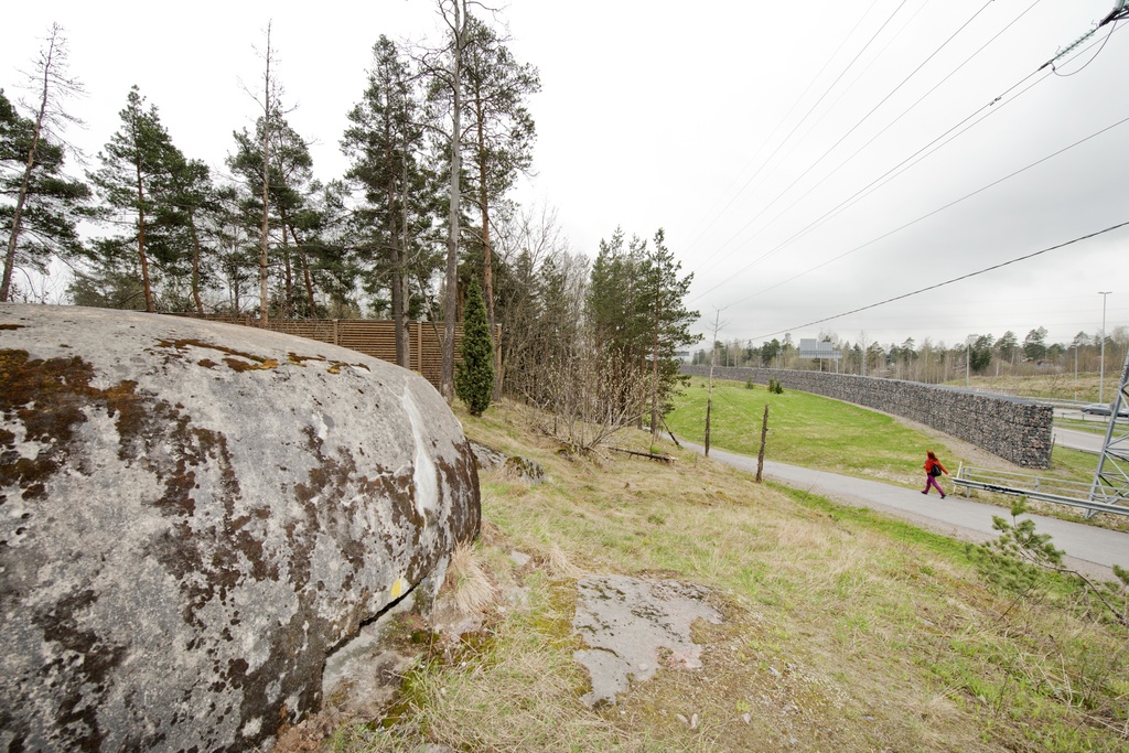 Ruukinranta. Ensimmäisen maailmansodan aikainen maalinnoitus, puolustusasema XXXVI:2 Ruukinrannassa, Espoossa. Kuvassa on linnoitteen itäpäässä sijaitseva pyöreä, kupukattoinen kivääri- tai tähystysasema. Betonisen rakenteen päällyskupu siirrettiin 1970- luvulla tietöiden yhteydessä puolustusasemasta XXXVI:1 tälle paikalle, jossa oli samanlaisen, keskeneräiseksi jääneen aseman alaosa valmiina. Aseman seinässä näkyy tähystys- tai ampuma-aukko. Taustalla vasemmalla on puinen ja oikealla kivistä tehty meluvalli. Aseman vierestä kulkee asfalttipäällysteinen kevyen liikenteen väylä. Kuvaussuuntana lounas.