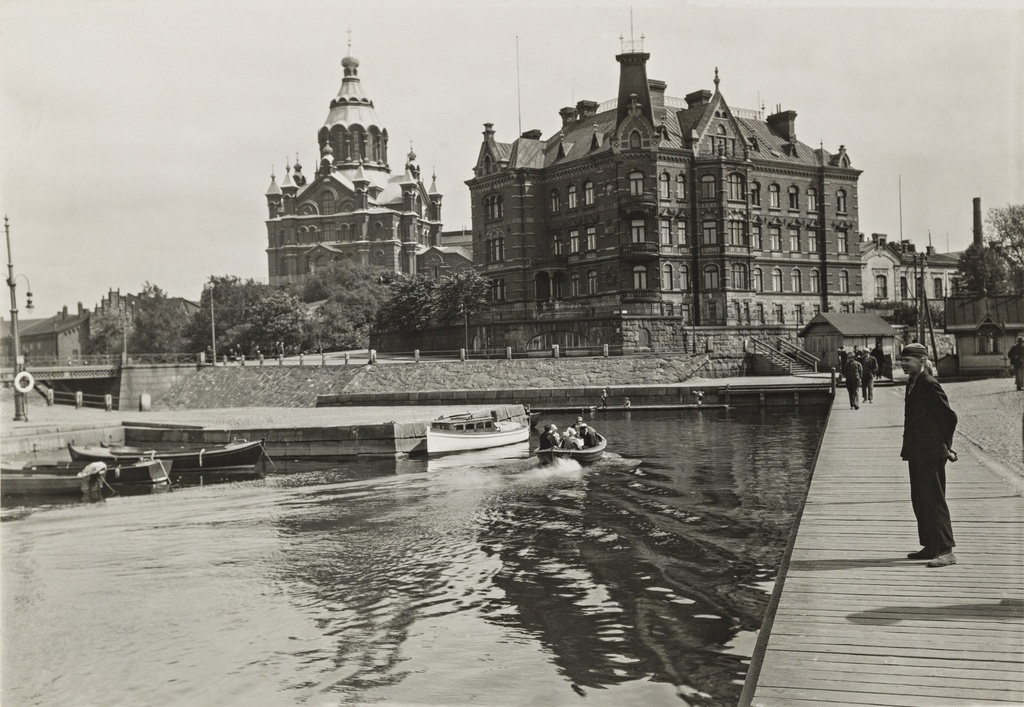Uspenskin katedraali ja 1960 purettu, 1897 valmistunut Norrménin talo