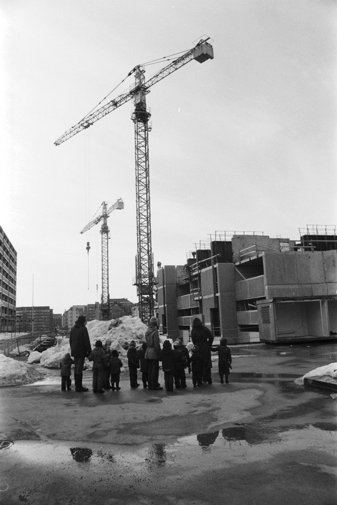 Vironniemen päiväkodin lapsia ja aikuisia tutustumassa Merihakaan