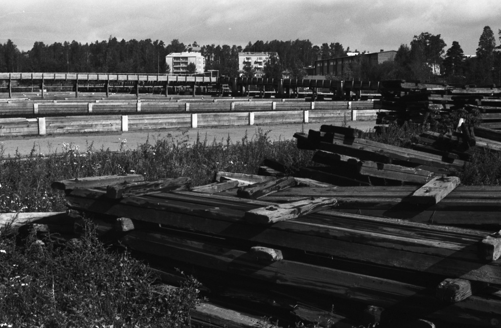 Roihuvuori. Herttoniemen jätevedenpuhdistamon lietealtailta Porolahden rannalla. Oikealla Porolahden kansakoulu, taustalla Roihuvuoren kerrostaloja.