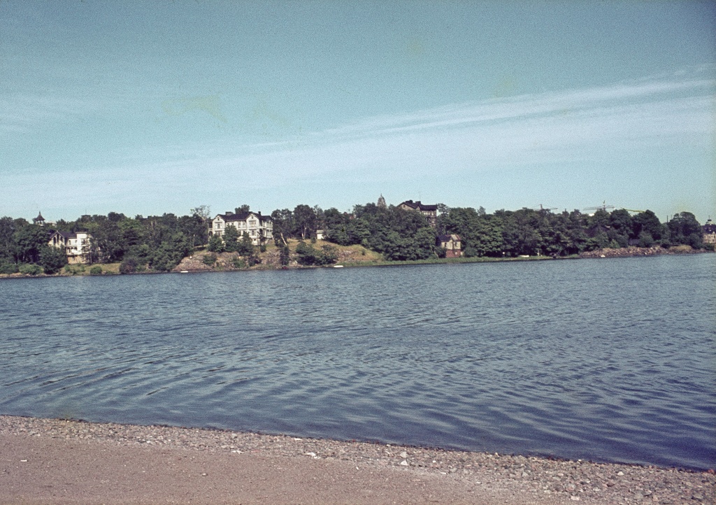 Töölönlahden rantaa, taustalla Linnunlaulun huviloita Eläintarhan huvila-alueella.