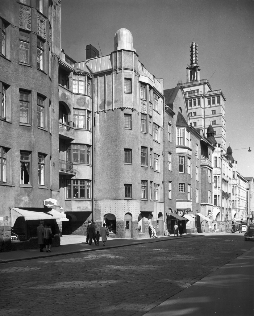 Kalevankatu 13, 11, 9, 7, 5. Taustalla Hotelli Torni.