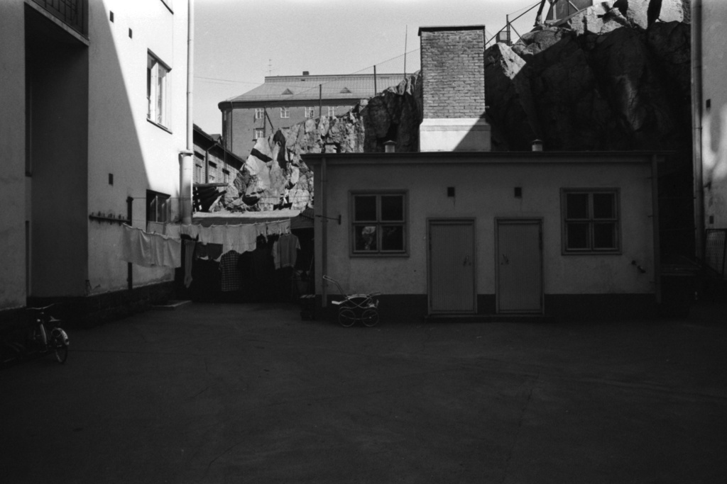 Kaarlenkatu 15. Helsinginkatu 20. Pieni piharakennus kallion kupeessa kerrostalon pihalla Helsinginkadun - Kaarlenkadun raajaaman korttelin kulmassa