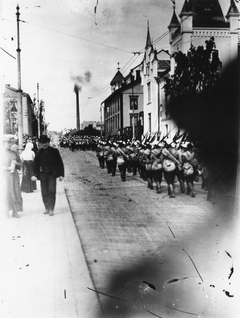 Viaporin kapina, Hakaniemen mellakkaa rauhoittamaan kutsuttu venäläinen jalkaväkiosasto marssimassa Siltasaarenkatu 1 ja 3:n kohdalla Hakaniementorille.