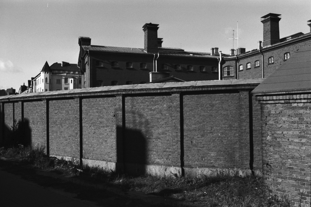 Katajanokan vankilan Linnankujan puoleista muuria