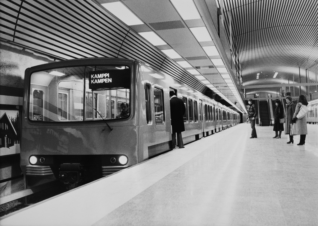 Kamppiin liikennöivä metrojuna Hakaniemen asemalla.