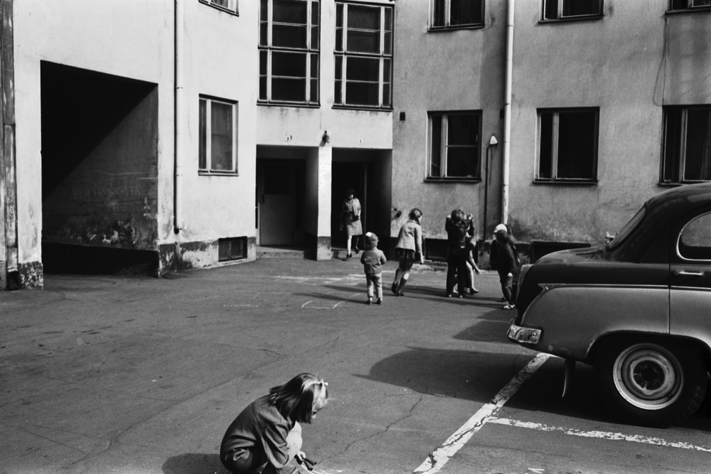 Hakaniemenkuja 2. Lapsia leikkimässä Hura hura häitä -leikkiä Hakaniemenkujan, Hakaniemenkadun, Näkinkujan ja Sörnäisten rantatien välisellä korttelipihalla.