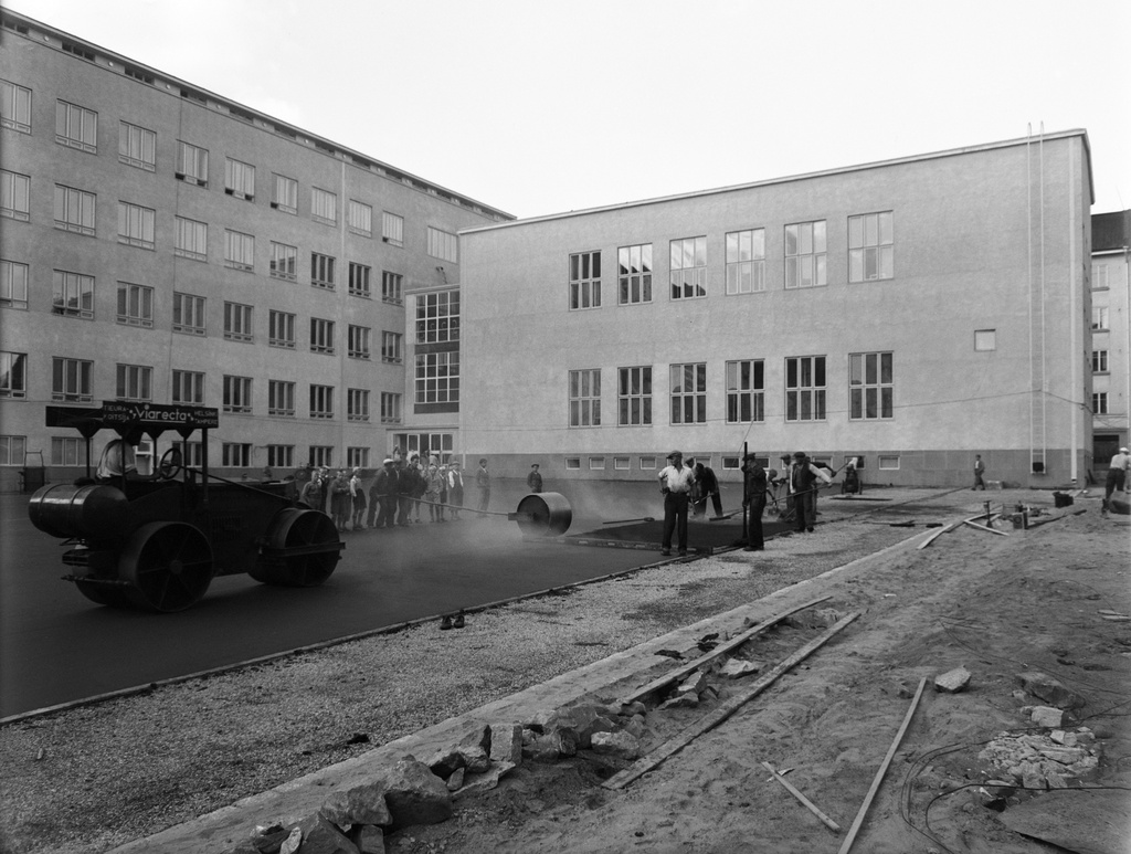 Lapinlahdenkadun kansakoulun pihaa asfaltoidaan