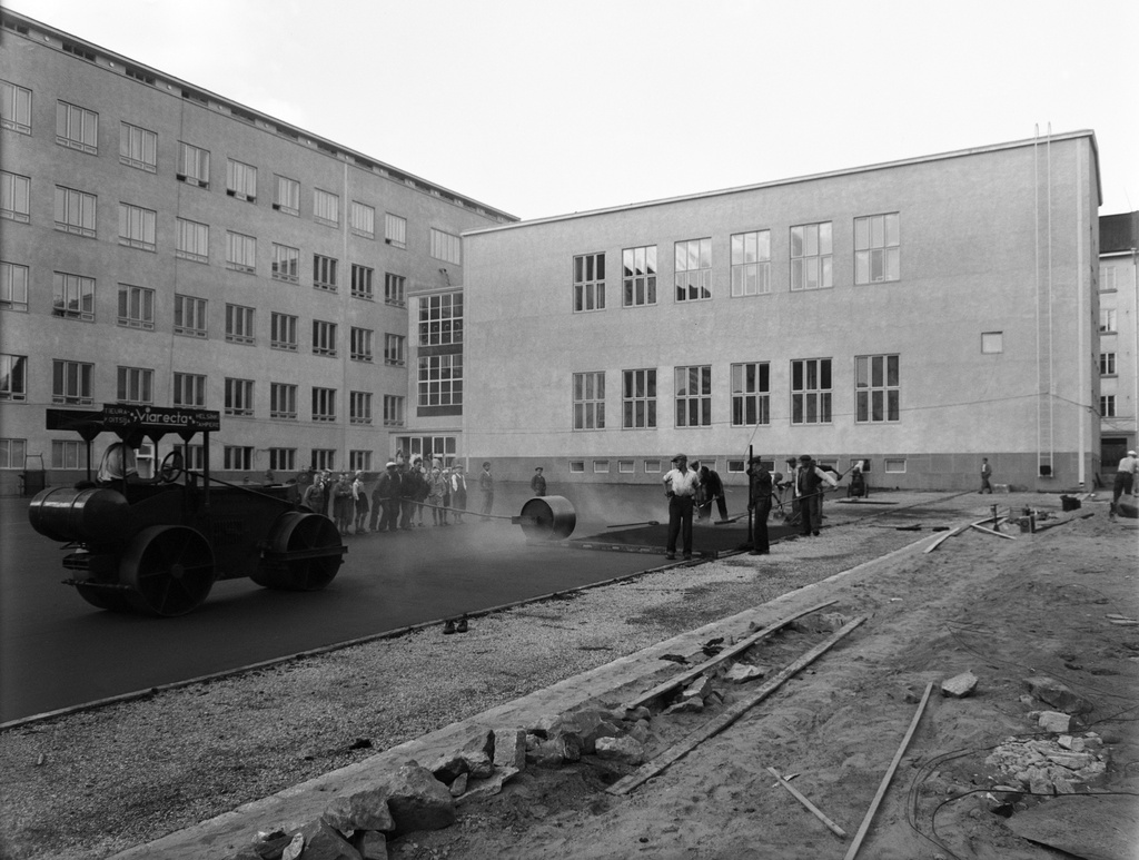 Lapinlahdenkadun kansakoulun pihaa asfaltoidaan. Kuvattu Lastenkodinkujan puolelta. Koulun suunnitteli arkkitehti Gunnar Taucher.