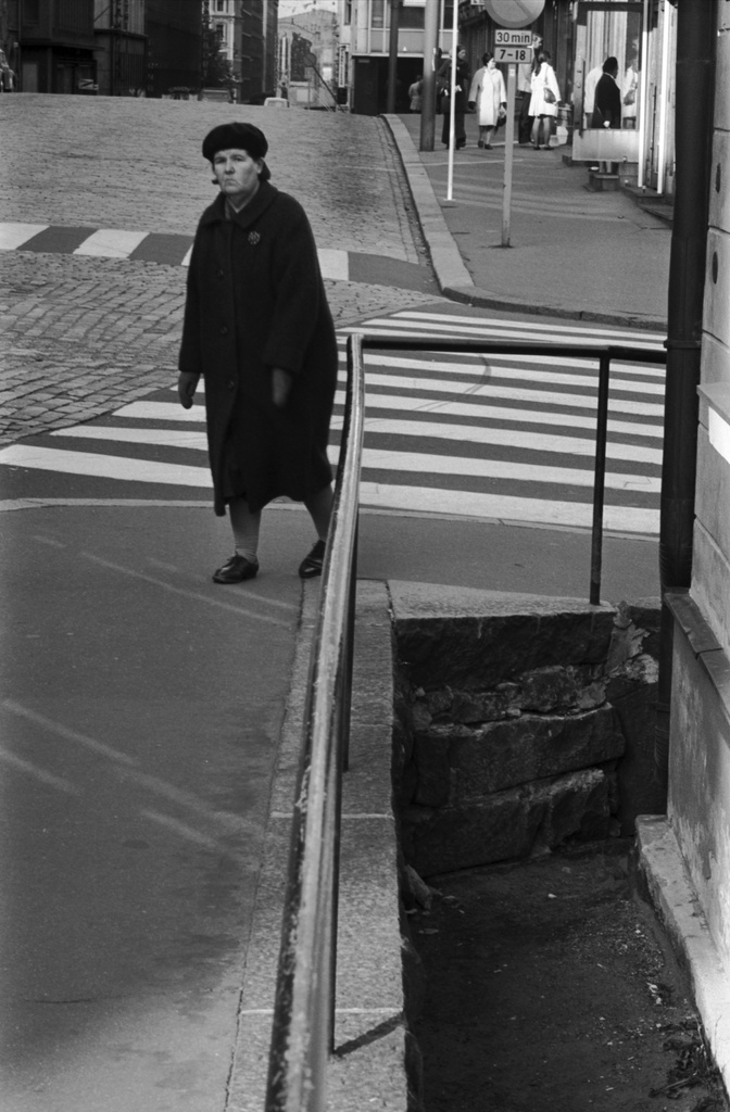 Kasarmikatu 8. Katuojasyvennys jalkakäytävän ja talon seinustan välissä Kasarmikadun ja Eteläisen Makasiinikadun kulmassa.